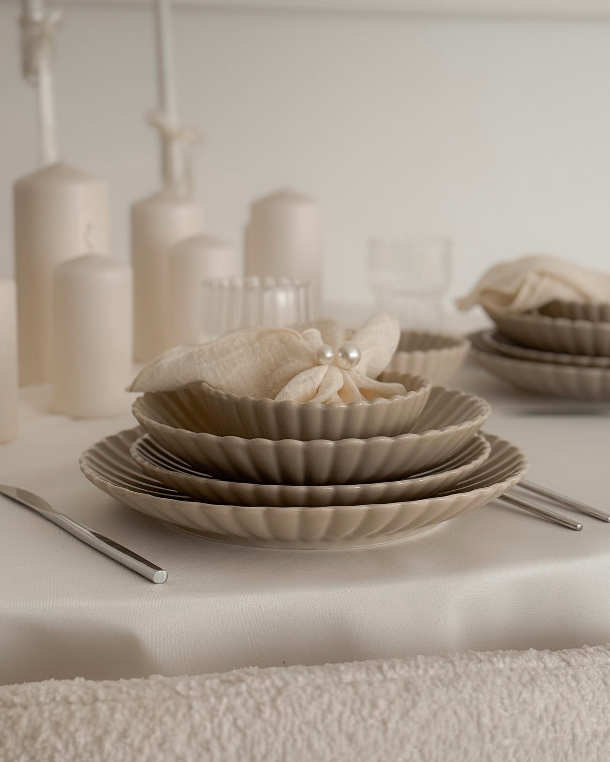 Lotus Beige Flower Teller-Set