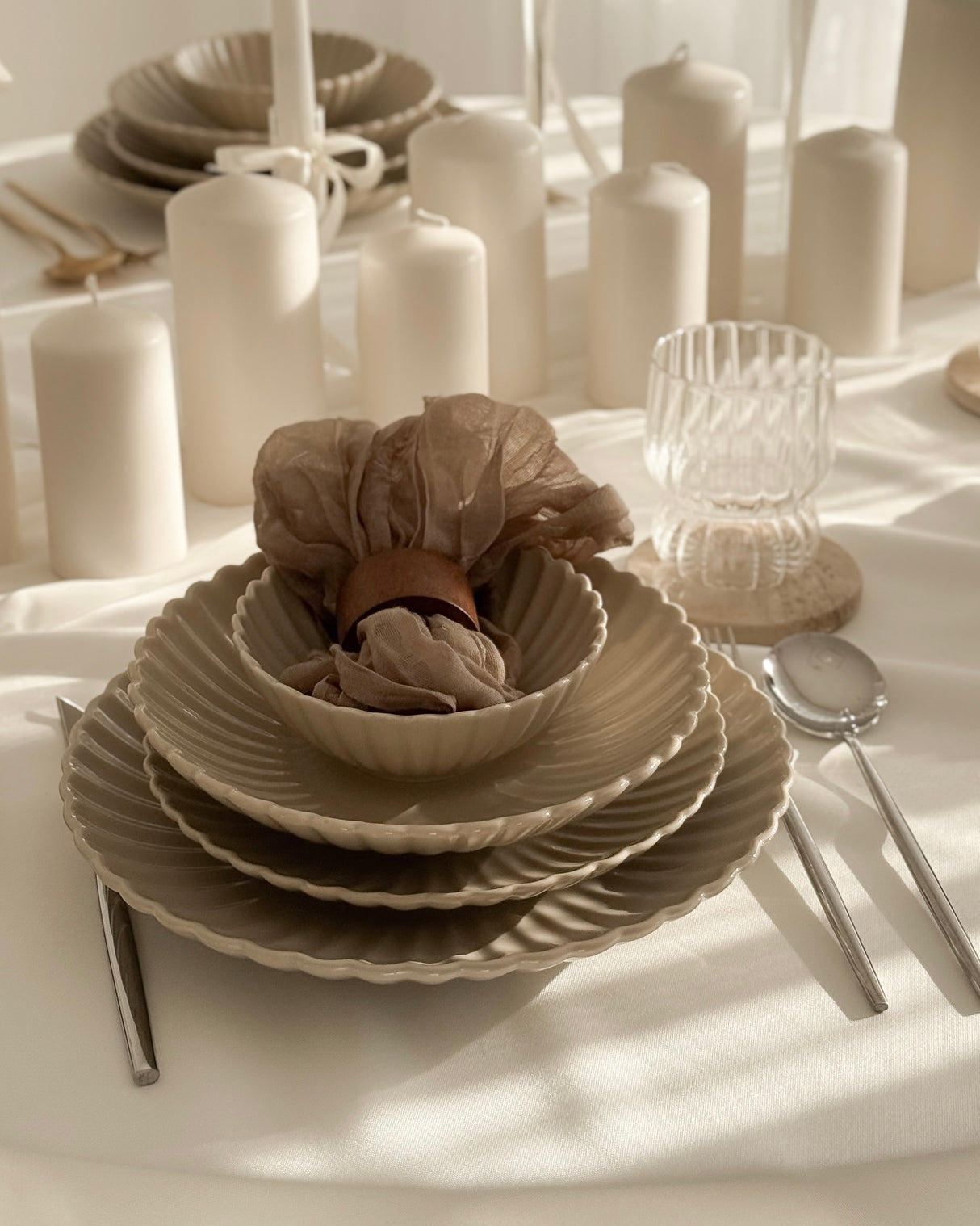 Lotus Beige Flower Teller-Set