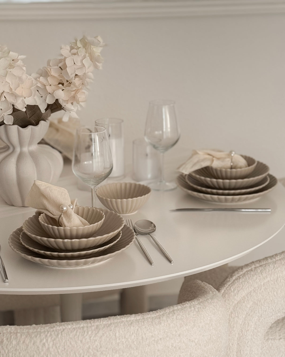 Lotus Beige Flower Teller-Set